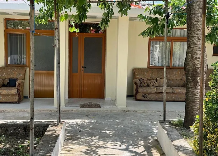 Private Garden House -central Permet