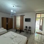 Private Garden House -central בית הארחה *