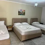 Private Garden House -central בית הארחה *