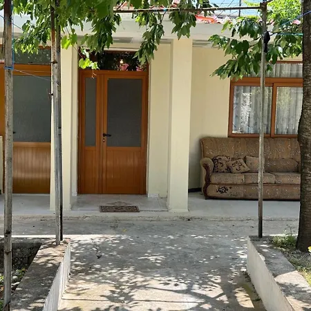 Private Garden House -central Përmet