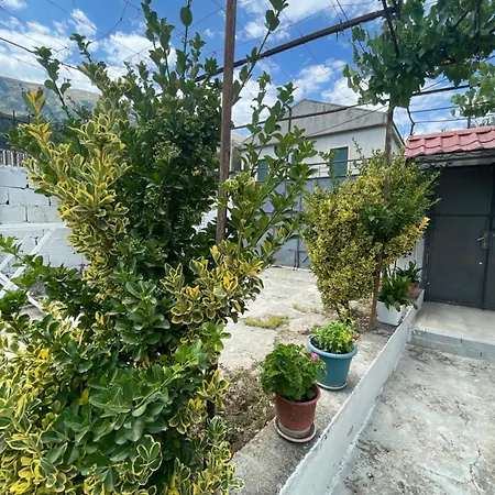 Private Garden House -central 3* Përmet