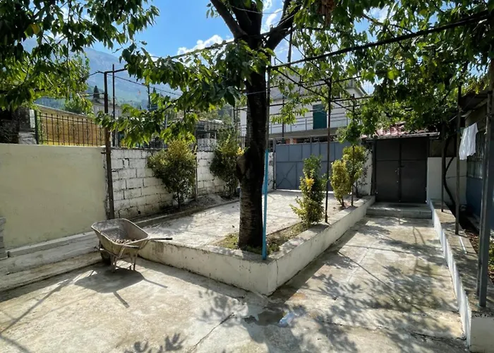 بيت ضيافة Private Garden House -central Përmet